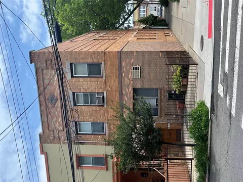 7447 62nd St, New York, NY 11385