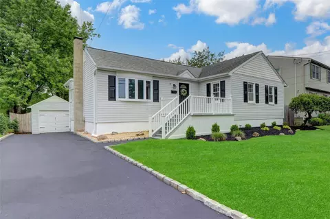 31 Tappan Ave, Babylon, NY 11702