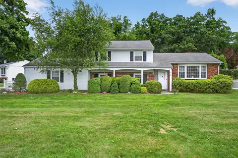 76 Red Mills Rd, Mahopac, NY 10541