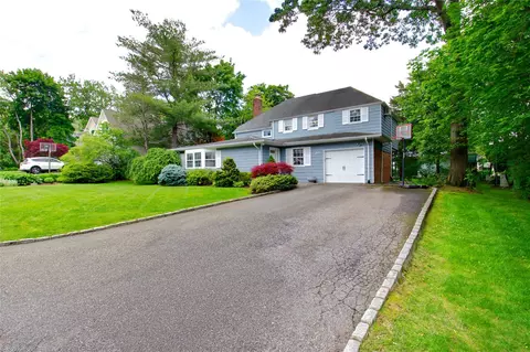 20 Primrose Ln, North Hempstead, NY 11577