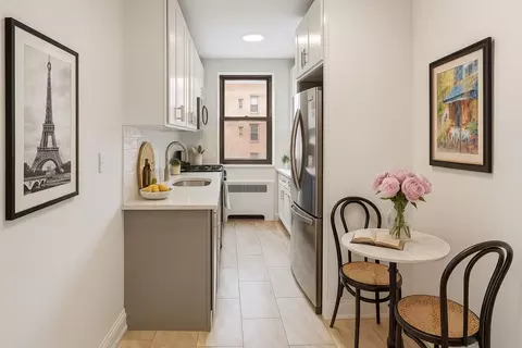 2 Townhouse Pl #2K, North Hempstead, NY 11021