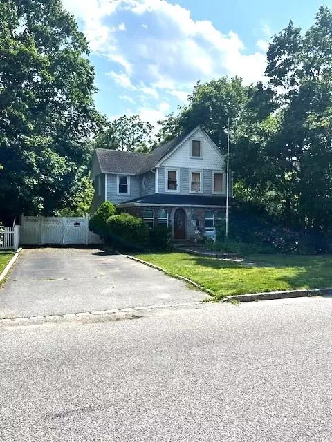 30 Arnold Ave, West Babylon, NY 11704