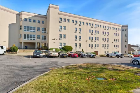 280 Lowndes Ave #208, Huntington Station, NY 11746