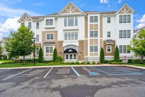 26203 Spruce Pond Cir #26203, Plainview, NY 11803