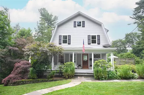 112 Great Oak Ln, Mount Pleasant, NY 10570