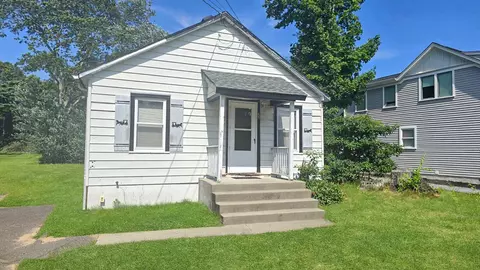 560 Raynor Ave, Riverhead, NY 11901