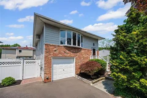 11 Trescott St, Dix Hills, NY 11746