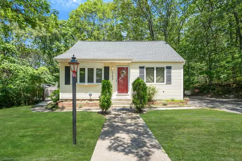 107 Cedar Ln, Medford, NY 11763