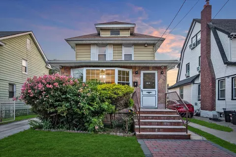 10022 Bellaire Pl, New York, NY 11429