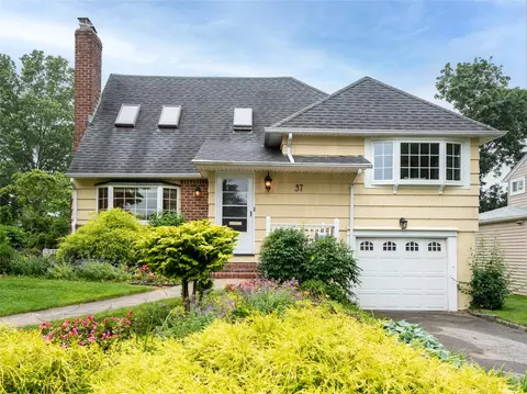 37 Plymouth Rd, North Hempstead, NY 11050