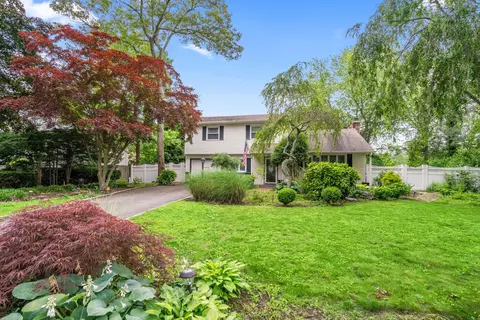 2 Fernwood Dr, Commack, NY 11725