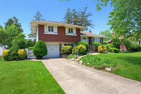15 Lane Ave, Plainview, NY 11803