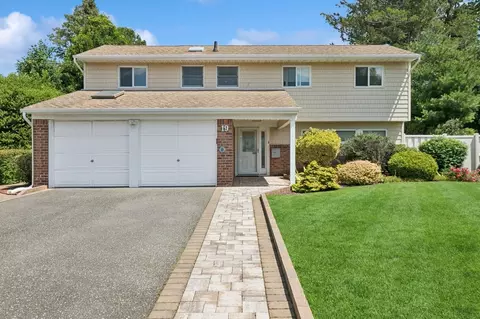 19 Evelyn Rd, Plainview, NY 11803