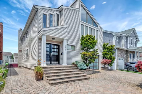 220 Lee Pl, Bellmore, NY 11710