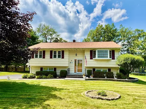 21 Pleasant Dr, Highland Mills, NY 10930