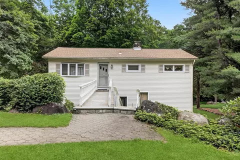 3 Galloway Ln, Cortlandt, NY 10567