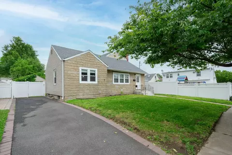 36 Irving St, Bethpage, NY 11714