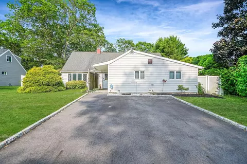 52 Sagebrush Ln, Islandia, NY 11749