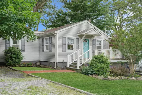 16 Pearl Rd, Rocky Point, NY 11778