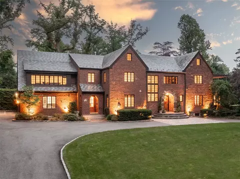 510 Manhasset Woods Rd, North Hempstead, NY 11030