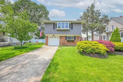 88 Elliott Pl, Freeport, NY 11520