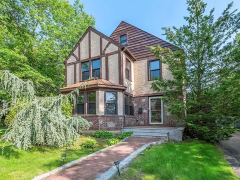 48 Baker Hill Rd, North Hempstead, NY 11023
