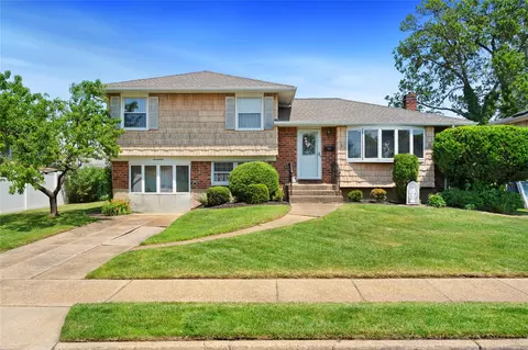 17 Damin Dr, Farmingdale, NY 11735