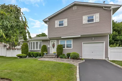 17 Pandora Dr, Brentwood, NY 11717