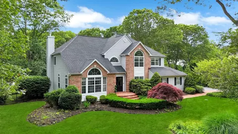 4 Scotch Pine Ln, Setauket, NY 11733