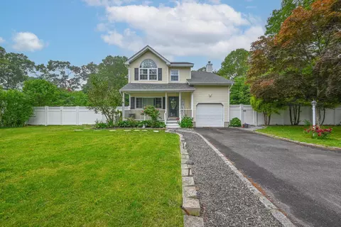 204 Hawthorne St, Mastic, NY 11950