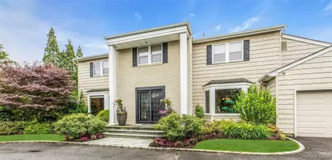 74 Woods Dr, North Hempstead, NY 11576