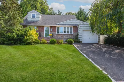 18 Longfellow Dr, Huntington Station, NY 11746