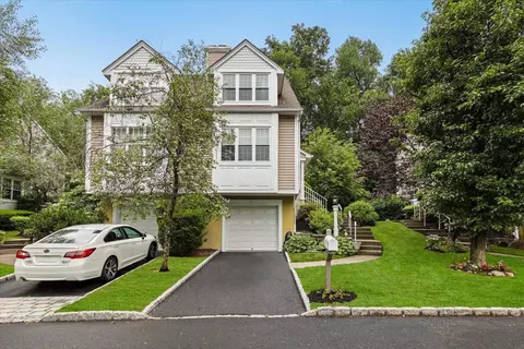 12 Tall Tulip Ln, Yonkers, NY 10710