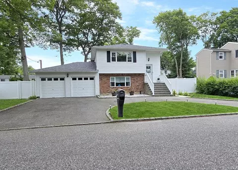 150 Coates Ave N, Holbrook, NY 11741