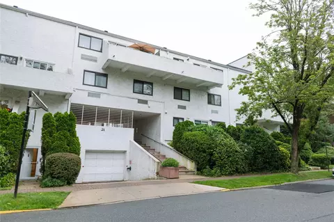 21 Canterbury Rd #3, North Hempstead, NY 11021