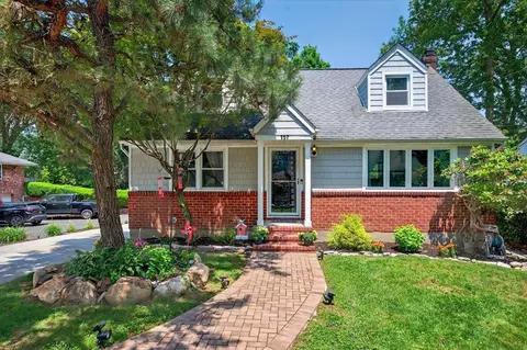 157 E 17th St, Huntington Station, NY 11746