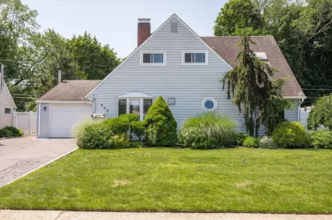 238 Willowood Dr, Wantagh, NY 11793