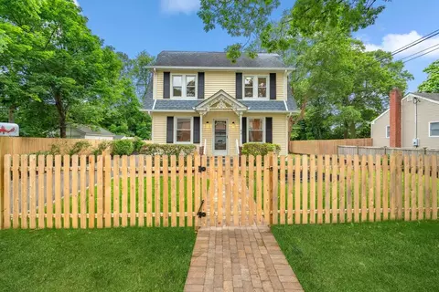 16 Garfield Pl, East Northport, NY 11731