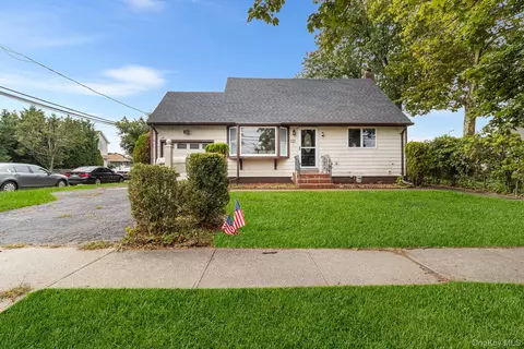 121 Thomas Ave, Bethpage, NY 11714