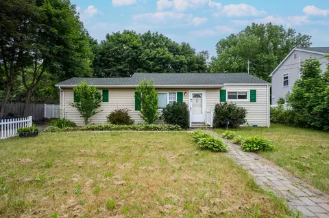 609 Michigan Ave, Bellport, NY 11713