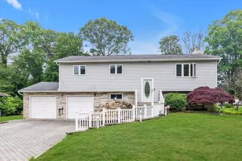 27 Heron Ln, Commack, NY 11725