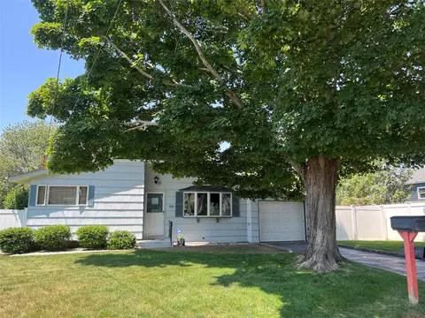 90 Lenore Ln, Farmingville, NY 11738