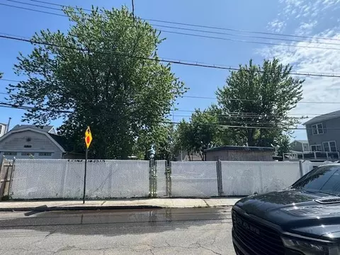 120 E 8th Rd, New York, NY 11693