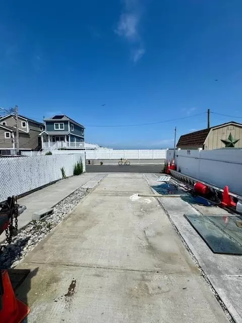 10 Channel Rd, New York, NY 11693