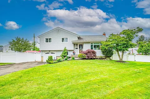 6 Chatham Ct, Hicksville, NY 11801