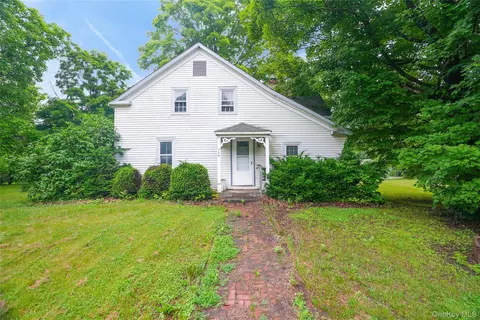 559 N Quaker Ln, Hyde Park, NY 12538
