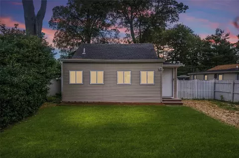233 Pawnee St, Ronkonkoma, NY 11779