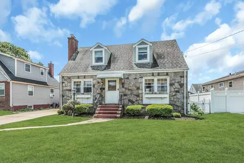 535 S 1st St, Lindenhurst, NY 11757