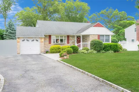 15 Peony Ln, Commack, NY 11725
