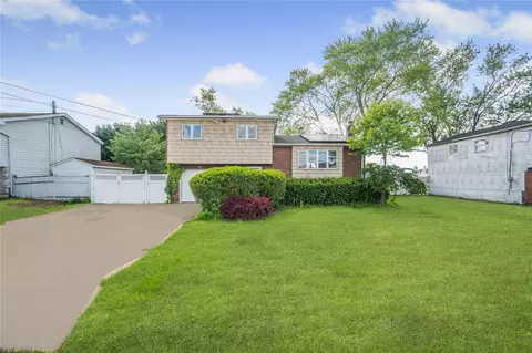 38 W 17th St, Deer Park, NY 11729
